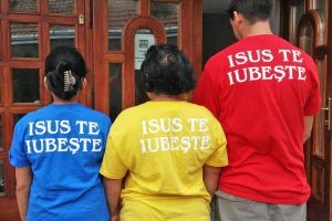The team shirts worn by everyone which translated means Jesus Loves You.