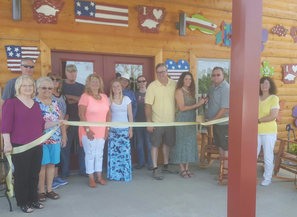 Greers Ferry Area Chamber of Commerce held a ribbon cutting a Souvenir Xtraordinaire on Saturday. Owner, Heather Garrett, husband Jon, entrepreneur, Mary Lewis, Mayor John Carlton along with family and friends.